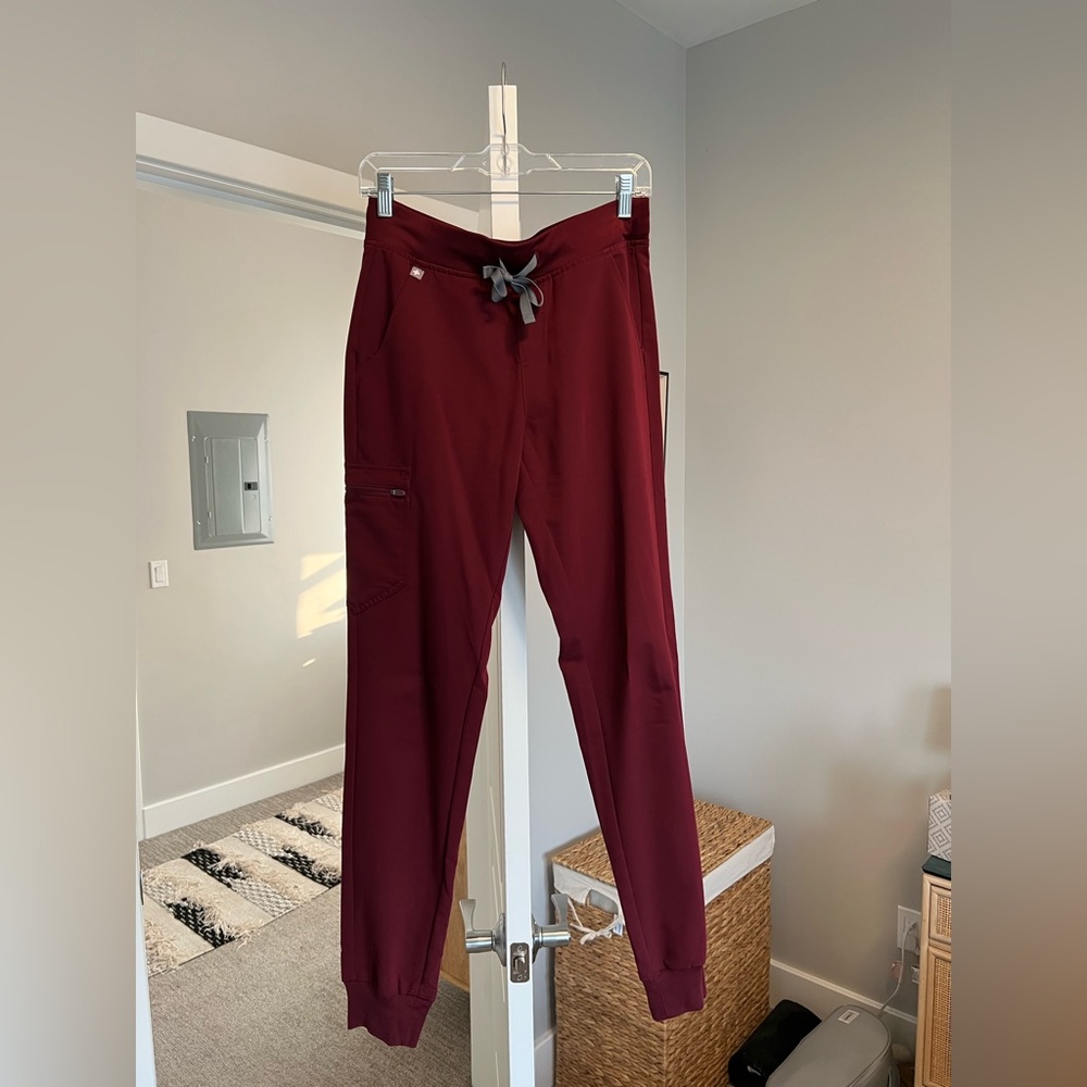 Women’s FIGS Zamora jogger scrub pant in size SMALL TALL. bergundy gently worn